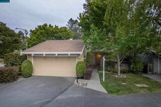 832 Country Club Dr, Moraga, CA 94556