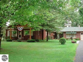 1148 Bay Dr, Tawas City, MI 48763