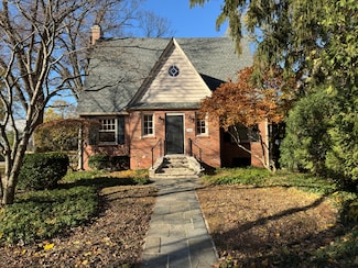 366 E Wisconsin Ave, Lake Forest, IL 60045