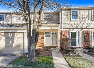 5717 Whitfield Dr, Troy, MI 48098