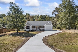 479 N Point Cir, Hartwell, GA 30643