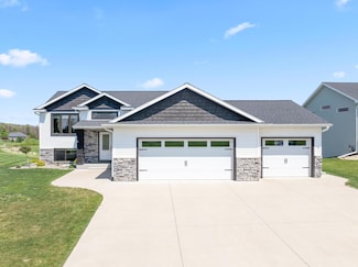 409 10th St NW, Dodge Center, MN 55927