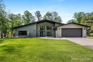 13330 Rich St, Grand Haven, MI 49417