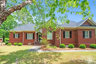 600 Robinhood Dr, Cheraw, SC 29520