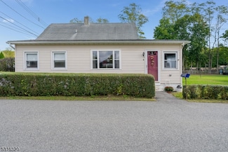 6 Franklin St, Washington Township, NJ 07840