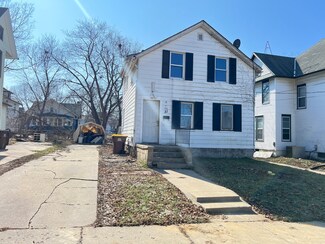 31 W Pleasant St, Freeport, IL 61032