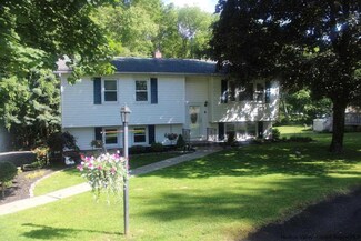 6 Heather Ln, Wallkill, NY 12589