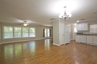 2425 N Locust St, Denton, TX 76209