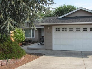 584 C St, Phoenix, OR 97535