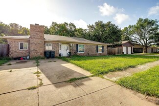 112 Roundtree Dr, Crowley, TX 76036