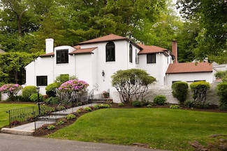 5 Southwick Rd, Waban, MA 02468