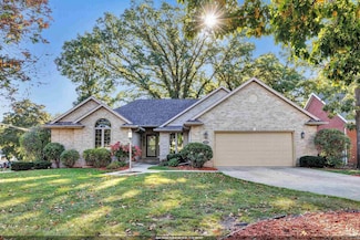 1601 Rustic Oaks Ct, Green Bay, WI 54301