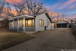 2610 S Thomas Ct, McHenry, IL 60051