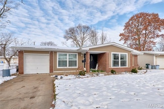 1350 Sandy Dr, Florissant, MO 63031