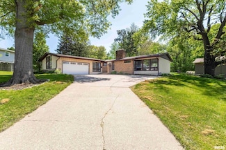 2515 Harmony Dr, Bettendorf, IA 52722