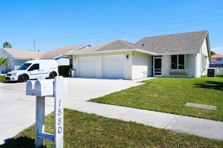 7880 Aztec Ct, Lake Worth, FL 33463