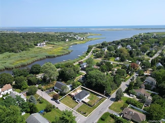 8 King Rd W, Mastic Beach, NY 11951