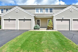 220 Pineview Dr NE Unit 220, Warren, OH 44484