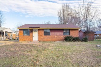 1423 Comstock Ln, Greensboro, NC 27406