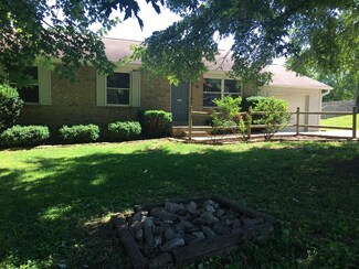 318 Valley View Dr, Radcliff, KY 40160