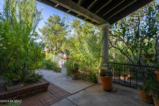 896 W Safari Dr, Tucson, AZ 85704