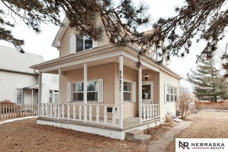 2521 Hanscom Blvd, Omaha, NE 68105
