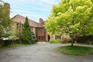 460 Goodhue Rd, Bloomfield Hills, MI 48304