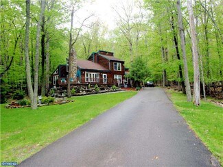 315 W Lake Valley Dr, Hazleton, PA 18202