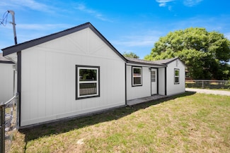 903 1st St, Bridgeport, TX 76426