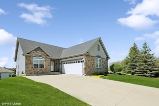 800 Eineke Blvd, Algonquin, IL 60102