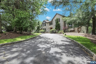 16 Loman Ct, Cresskill, NJ 07626