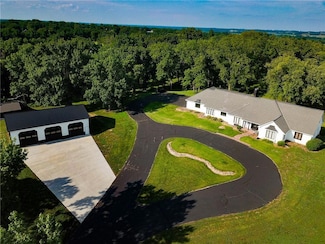 1901 N East River Ridge Rd, Saint Joseph, MO 64507