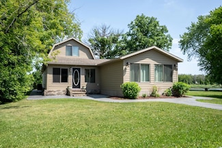 403 Riverview Dr SE, Warroad, MN 56763
