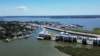 32 Commander Runco Ln, Taylor Lake Village, TX 77586