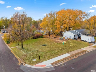 301 Parkway Ln, Pekin, IL 61554