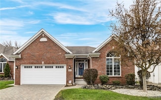 84 Thamesford Ln, Buffalo, NY 14221
