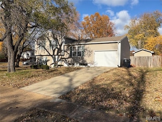 2305 Teakwood Manor Dr, Florissant, MO 63031