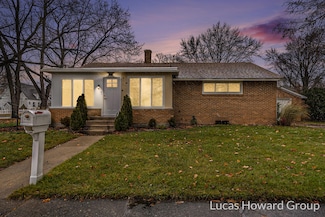 305 E Pine St, Fremont, MI 49412