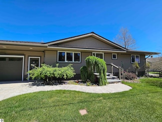 205 S Elm St, Suttons Bay, MI 49682