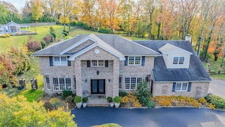 37 Peppermill Ln, Dix Hills, NY 11746