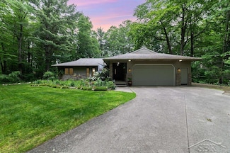 2332 N Spruce Ridge Dr, Midland, MI 48642