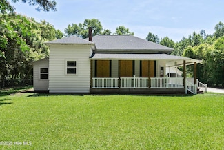 401 Pecan Ln, Lake Waccamaw, NC 28450