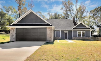 105 Johnston St, Arp, TX 75750