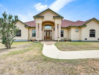 427 4th St, Floresville, TX 78114