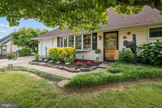 11 Cardinal Rd, Levittown, PA 19057