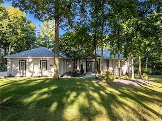407 Greystone Ln, Sunrise Beach, MO 65079