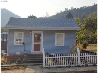 726 NE Cedar Ave, Myrtle Creek, OR 97457