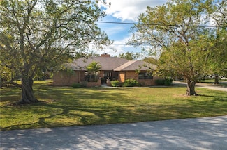 24 Lake Ave, Winter Haven, FL 33880