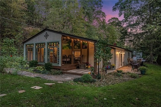 142 Twin Lakes Dr, Zelienople, PA 16063