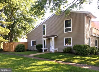 1 Monarch Dr, Sterling, VA 20164